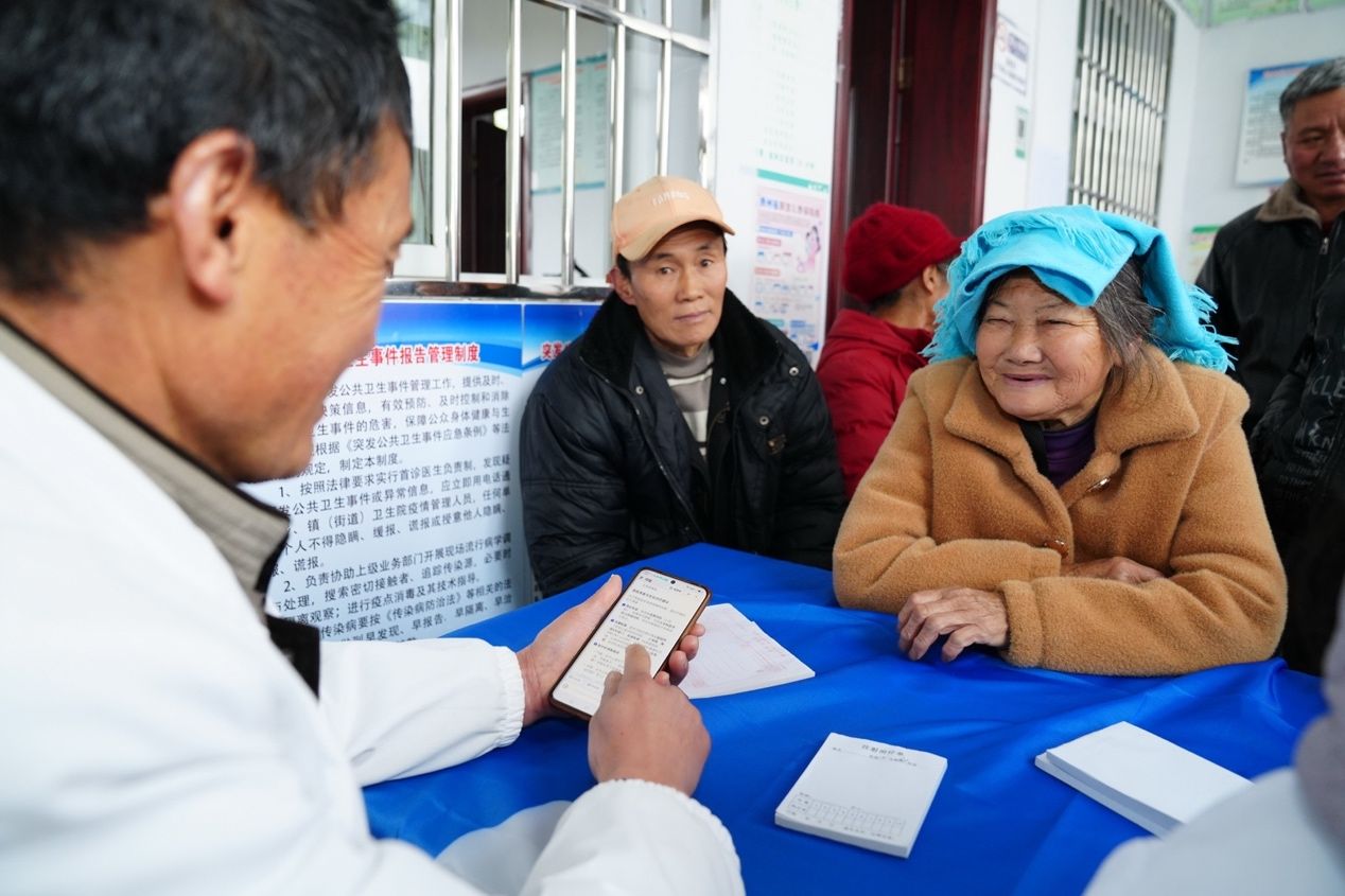 村医张胜义用蚂蚁阿福为村民问诊。