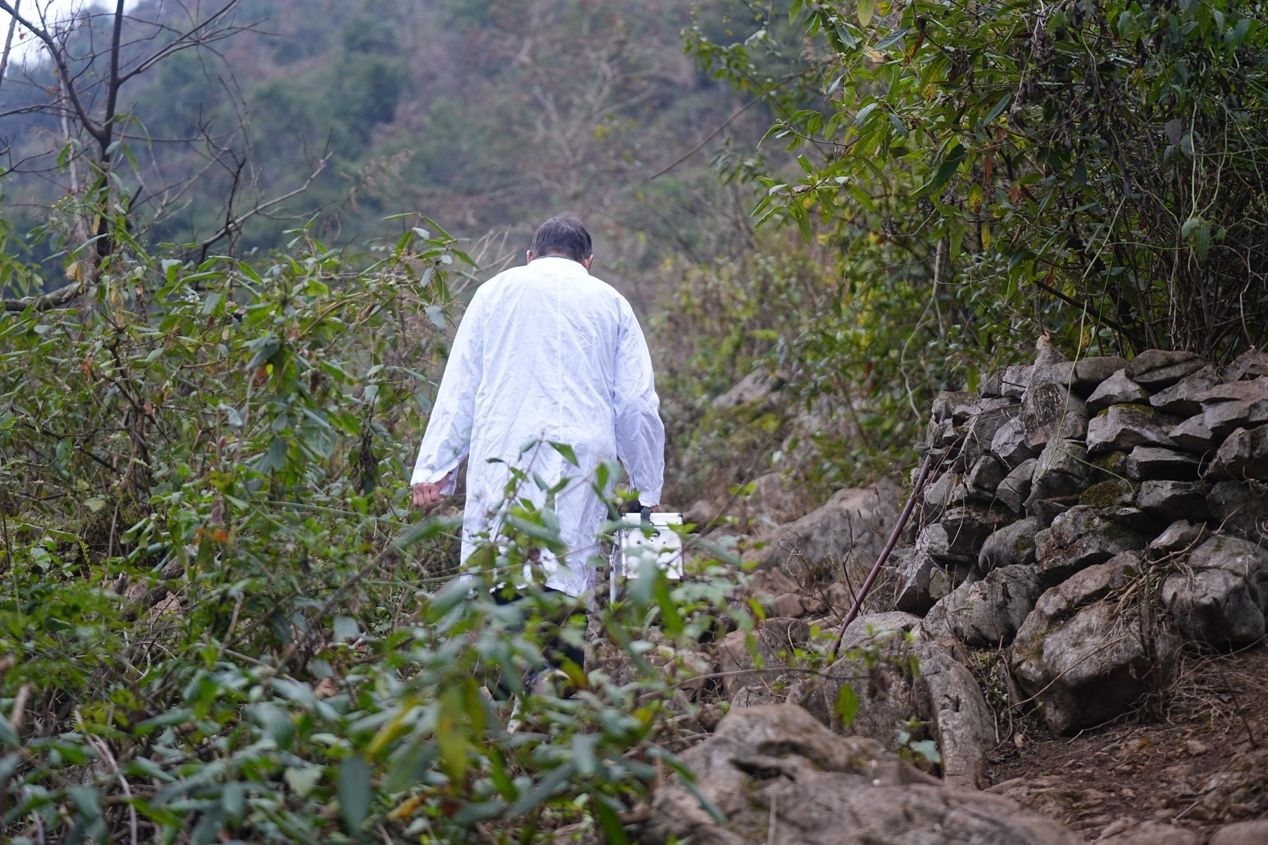 村里通路前，张启方长期徒步给村民看病	，有时一次要步行十多公里。