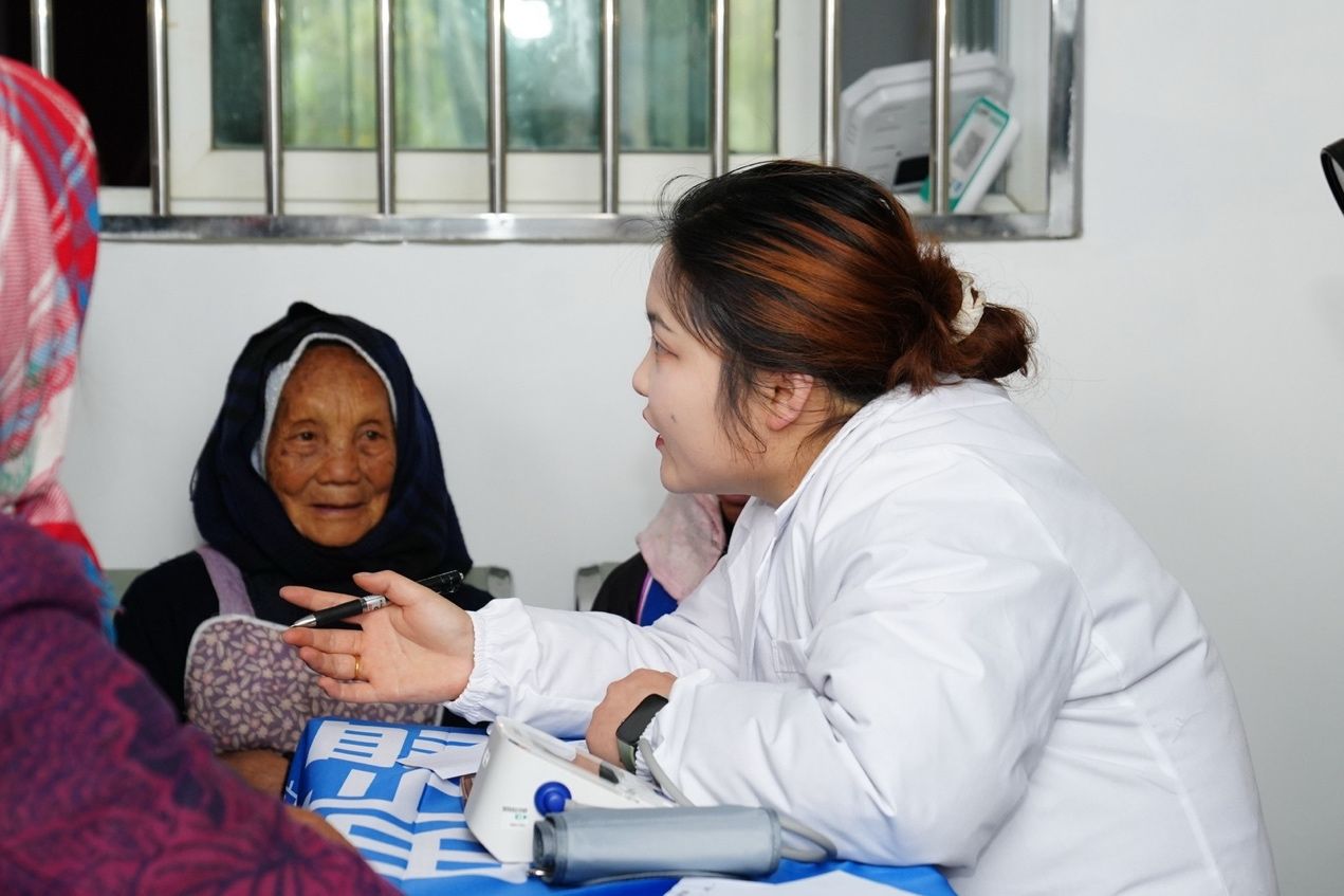 村医刘婷婷为村民问诊。